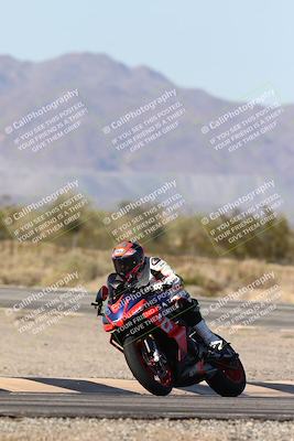 media/Dec-01-2025-Moto Forza (Mon) [[2daa91e15f]]/3-Beginner Group/Session 3 (Turn 3)/